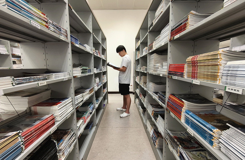 郑州：图书馆暑期受热捧 市民“充电”避暑