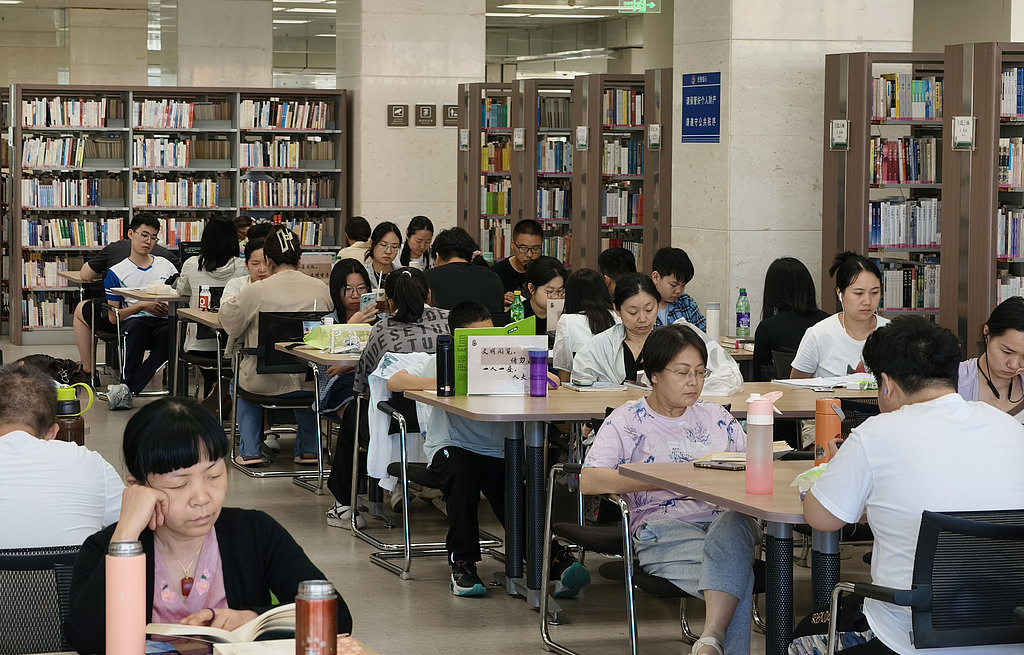 郑州：图书馆暑期受热捧 市民“充电”避暑