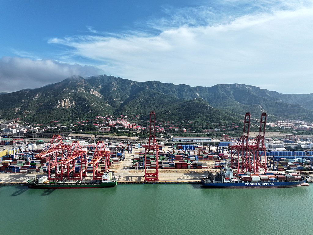 江苏连云港：货轮泊位内装卸集装箱