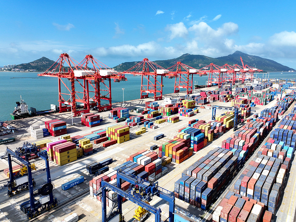 江苏连云港：货轮泊位内装卸集装箱