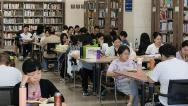 郑州：图书馆暑期受热捧 市民“充电”避暑