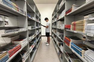 郑州：图书馆暑期受热捧 市民“充电”避暑