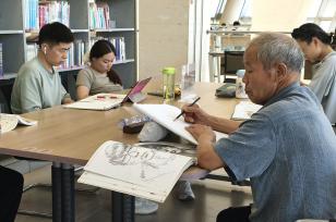 郑州：图书馆暑期受热捧 市民“充电”避暑