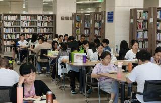 郑州：图书馆暑期受热捧 市民“充电”避暑