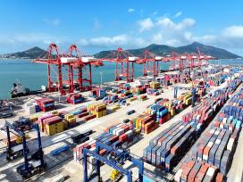 江苏连云港：货轮泊位内装卸集装箱