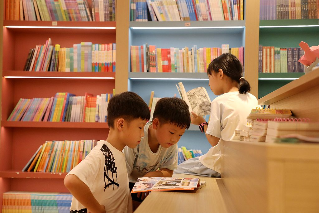 江西峡江：小朋友书店内“阅”享假期