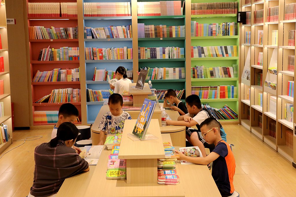 江西峡江：小朋友书店内“阅”享假期