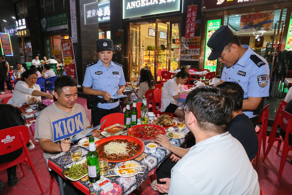 甘肃平凉：民警护航夏夜烟火气