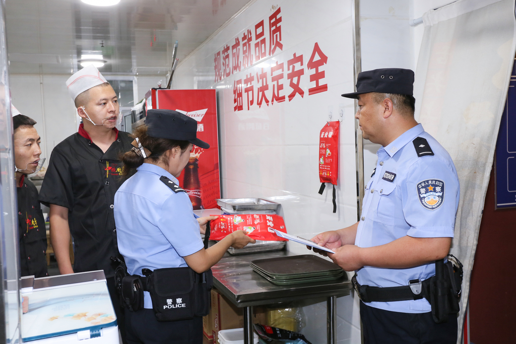 甘肃平凉：民警护航夏夜烟火气