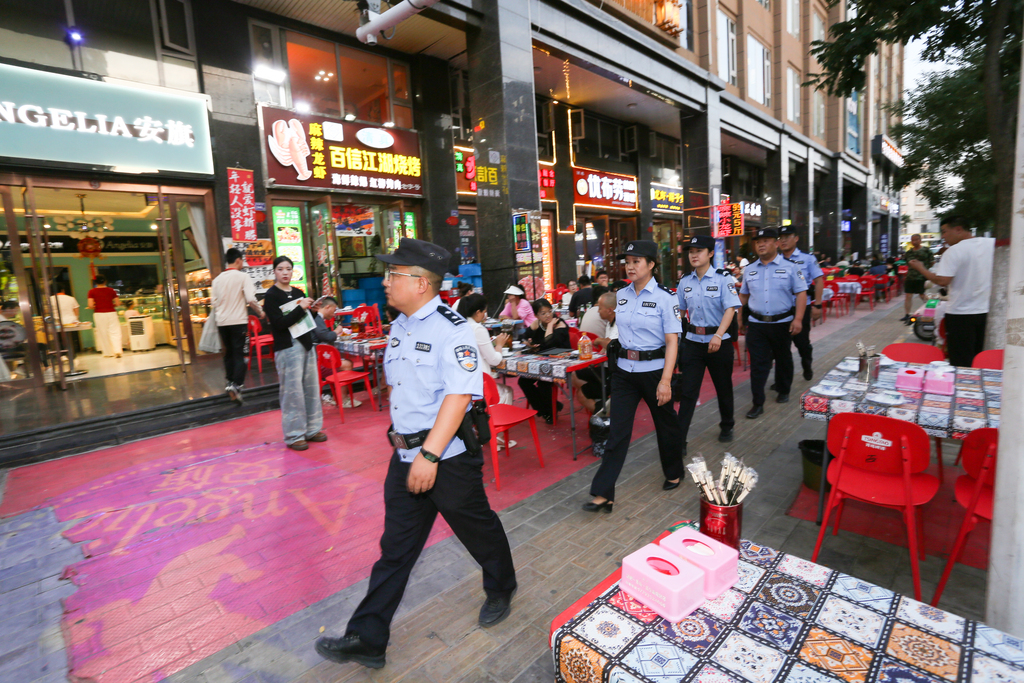 甘肃平凉：民警护航夏夜烟火气