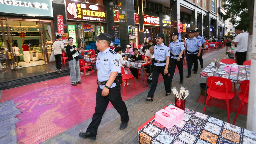 甘肃平凉：民警护航夏夜烟火气