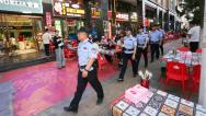 甘肃平凉：民警护航夏夜烟火气