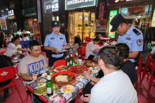 甘肃平凉：民警护航夏夜烟火气