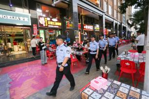 甘肃平凉：民警护航夏夜烟火气