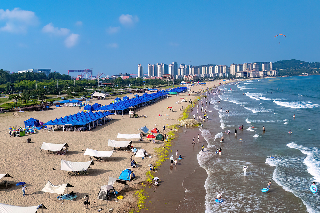 青岛：金沙滩海水浴场游客如织
