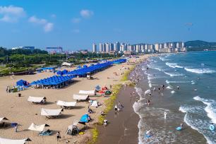青岛：金沙滩海水浴场游客如织