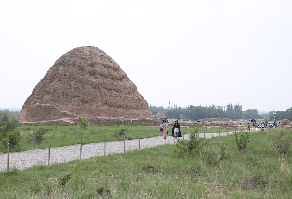 “西夏陵”申遗成功 引游人参观
