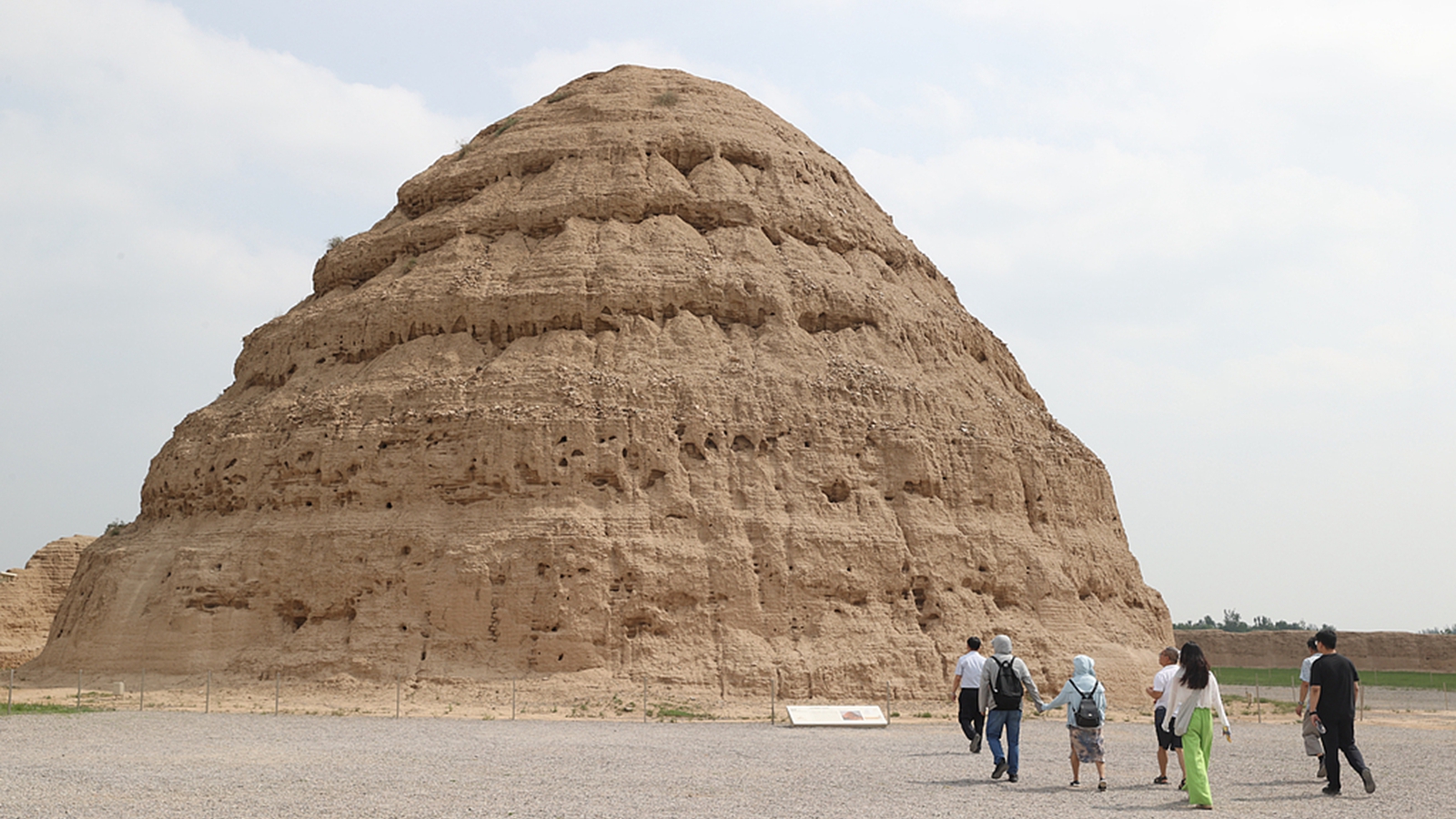 “西夏陵”申遗成功 引游人参观