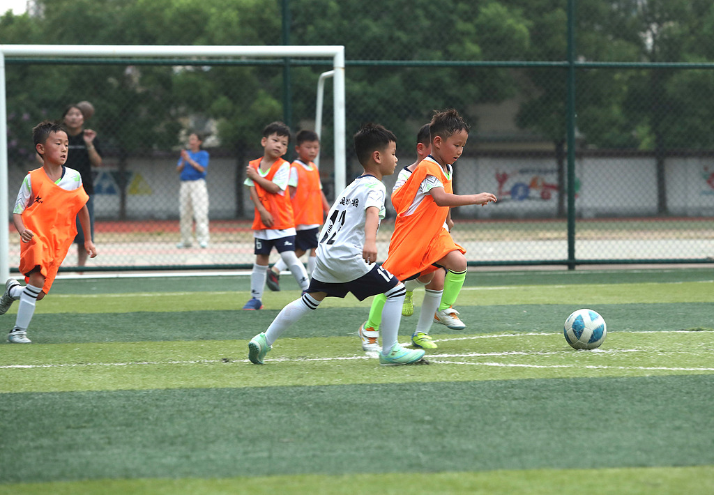 安徽蒙城：足球训练丰富儿童暑期生活