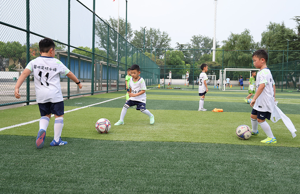 安徽蒙城：足球训练丰富儿童暑期生活