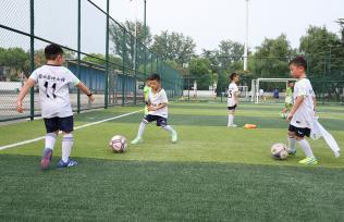 安徽蒙城：足球训练丰富儿童暑期生活