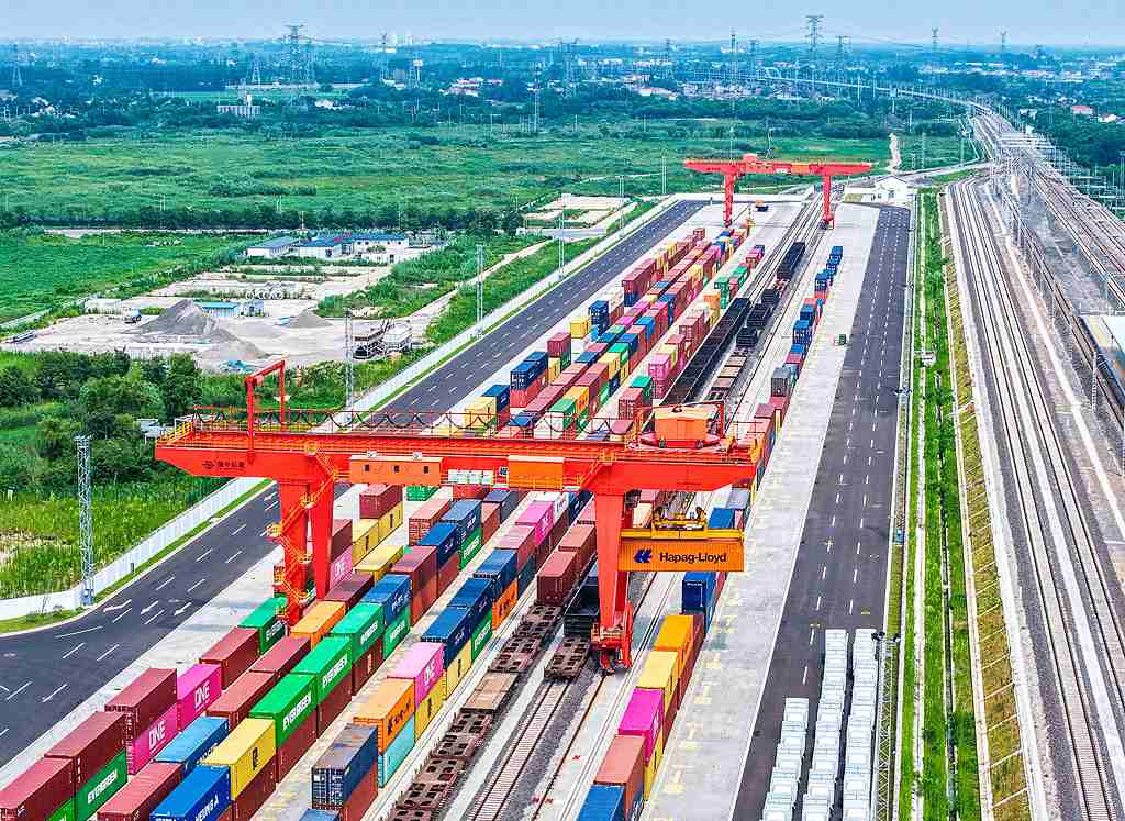 江苏扬州：铁路物流基地有序装卸作业