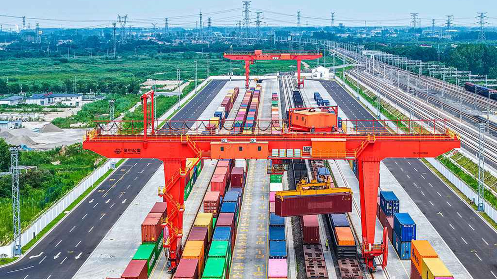 江苏扬州：铁路物流基地有序装卸作业