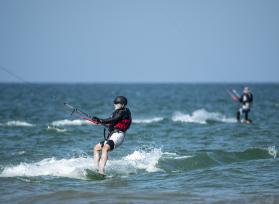 海南琼海：游客驾驭风筝板冲浪