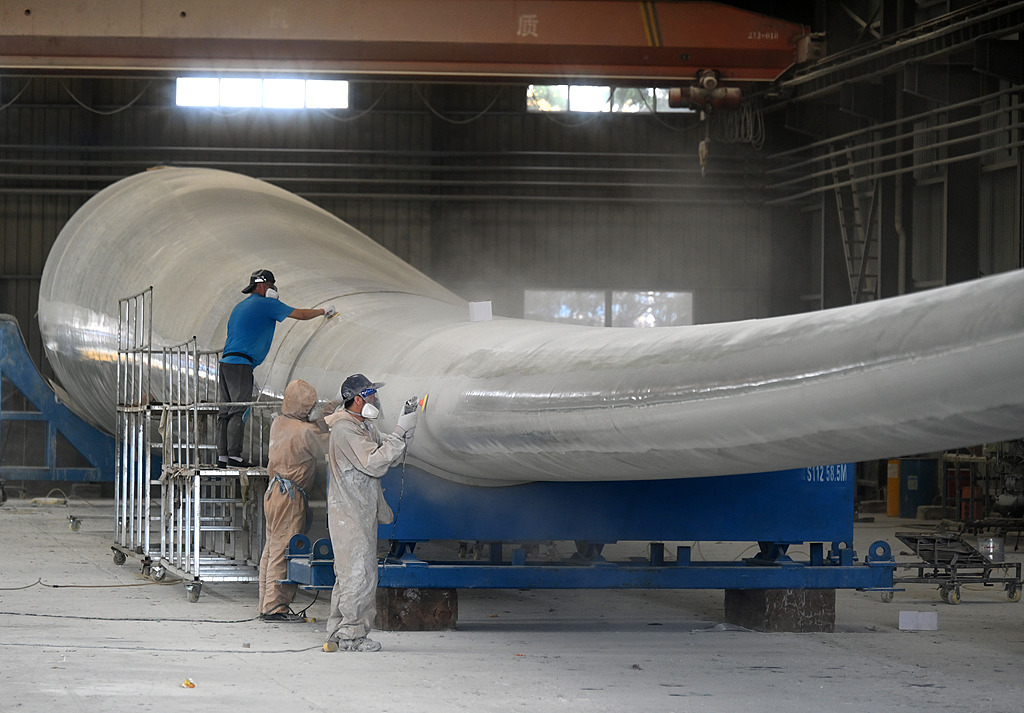 山东威海：工人赶制大型风电叶片