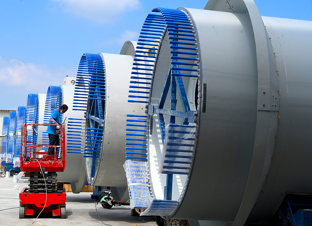 山东威海：工人赶制大型风电叶片