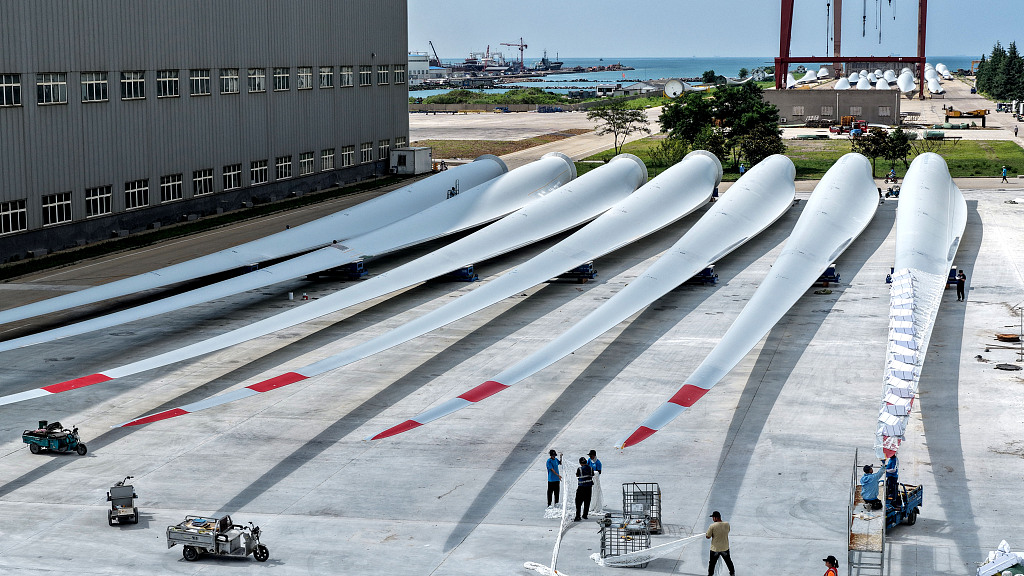 山东威海：工人赶制大型风电叶片