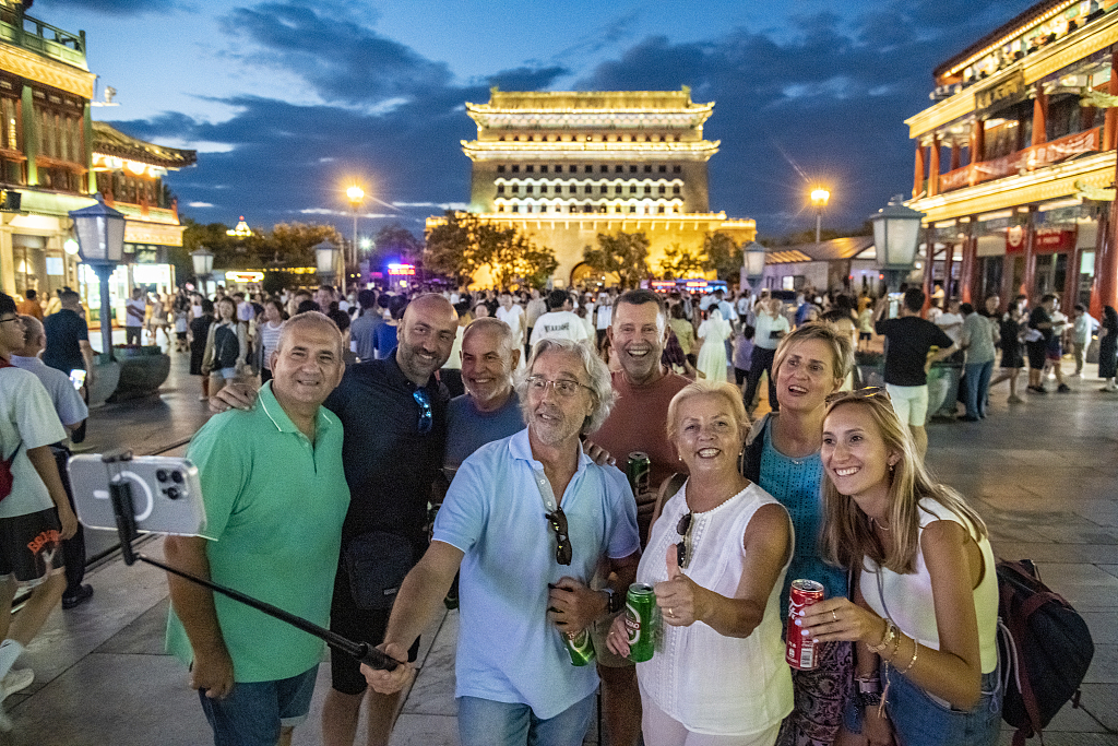 外国游客游览北京前门大街