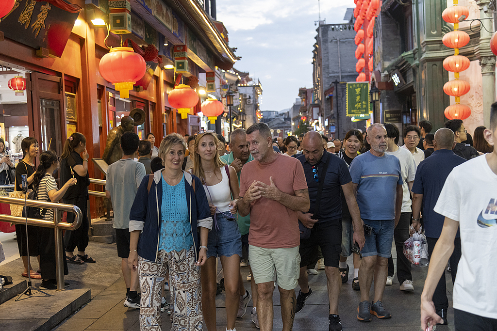 外国游客游览北京前门大街