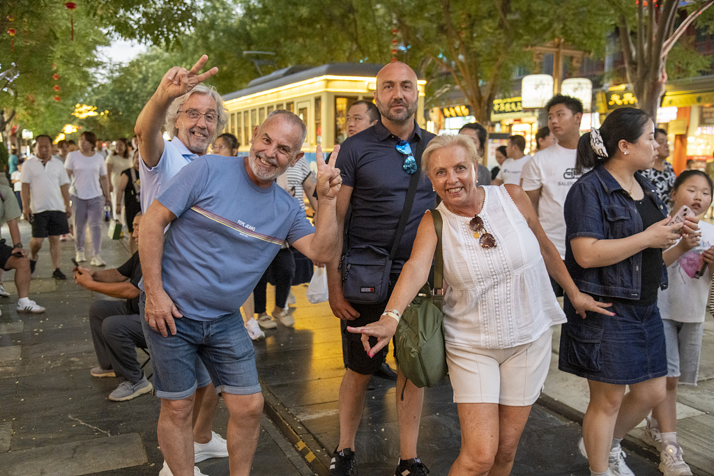 外国游客游览北京前门大街