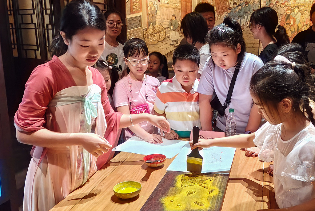 河北沧州：儿童博物馆内体验非遗魅力