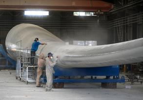 山东威海：工人赶制大型风电叶片