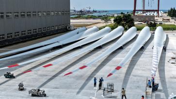 山东威海：工人赶制大型风电叶片