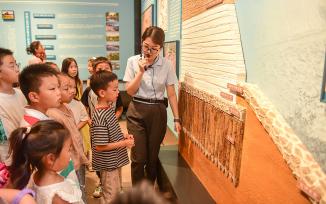 河北沧州：儿童博物馆内体验非遗魅力