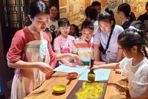 河北沧州：儿童博物馆内体验非遗魅力