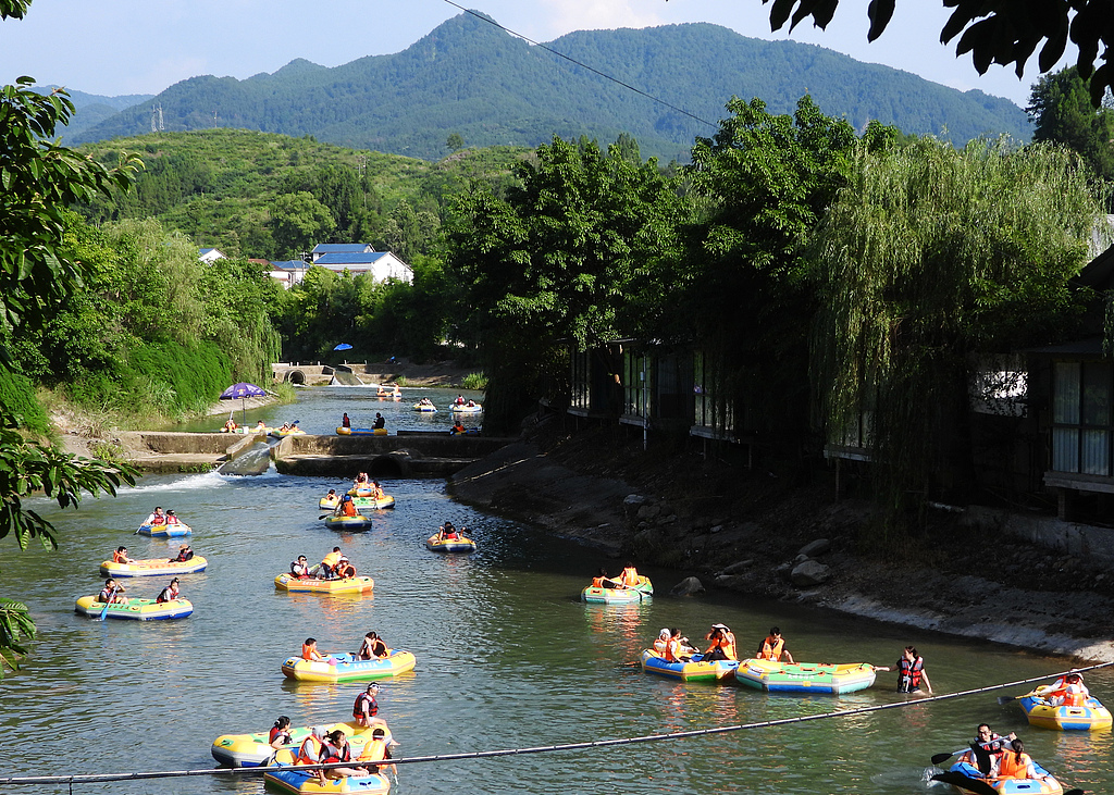 四川达州：游客漂流乐享清凉