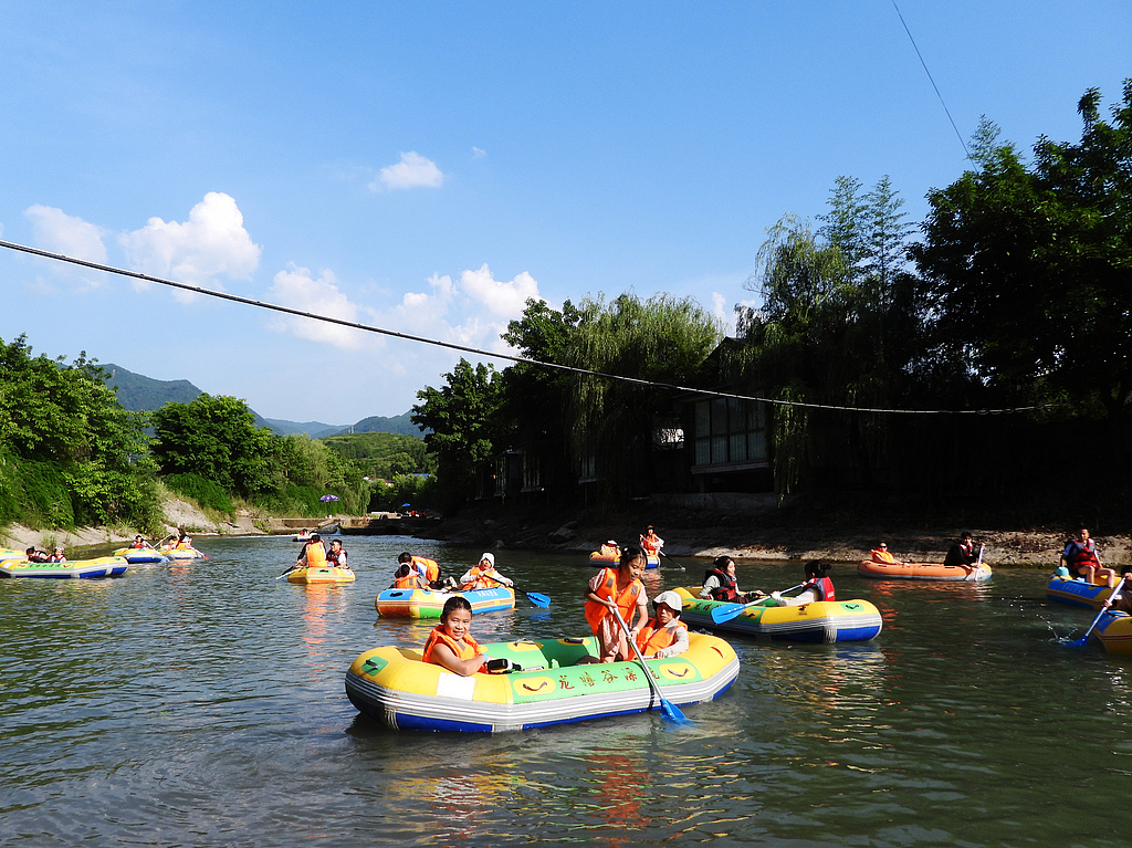 四川达州：游客漂流乐享清凉