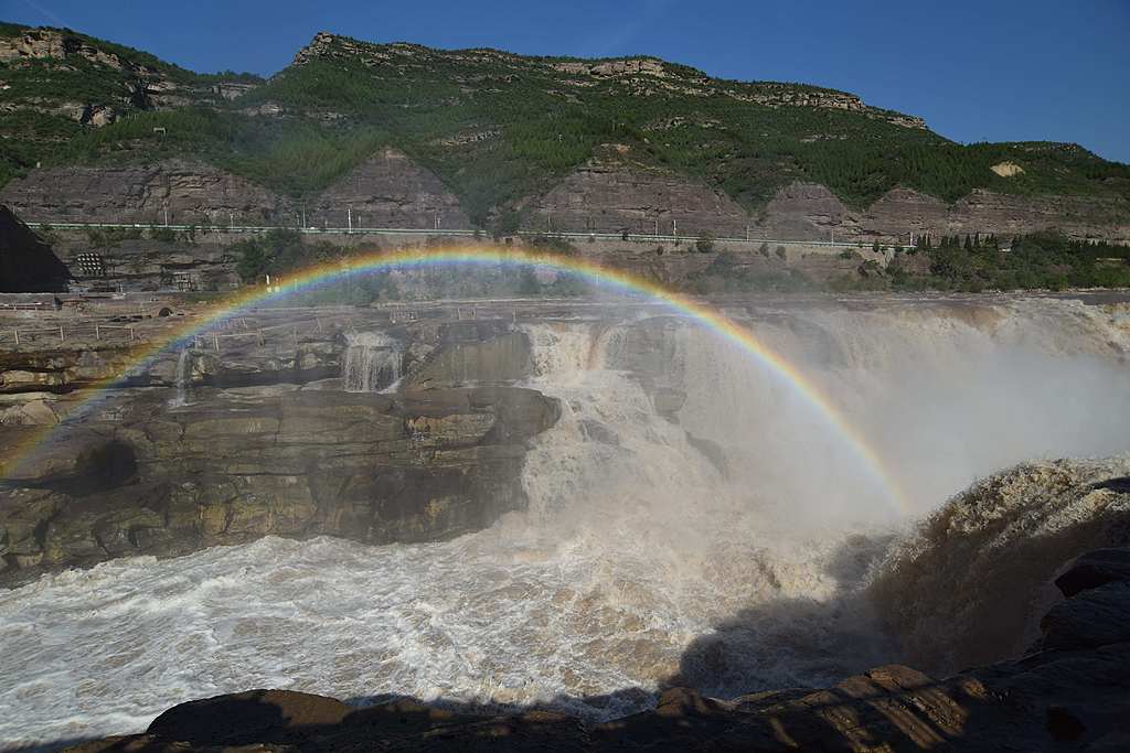 黄河壶口瀑布现“彩虹桥”景观