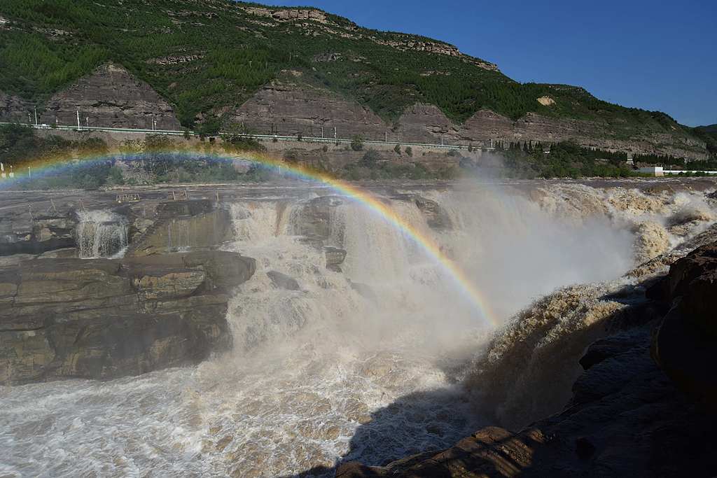 黄河壶口瀑布现“彩虹桥”景观