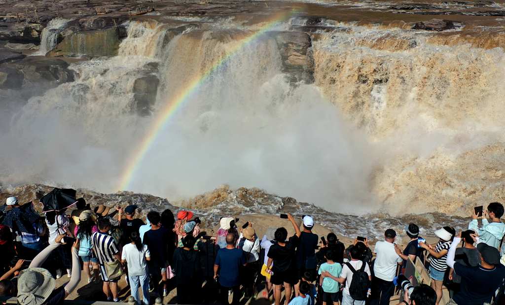 黄河壶口瀑布现“彩虹桥”景观