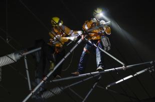 江苏淮安：接触网工夏夜坚守岗位