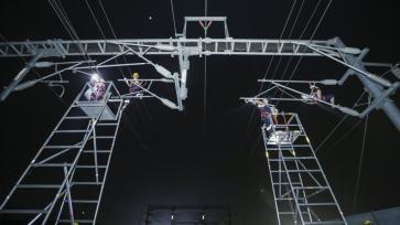 江苏淮安：接触网工夏夜坚守岗位