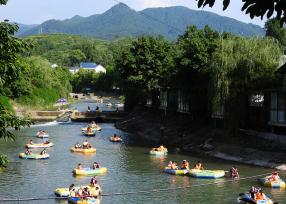 四川达州：游客漂流乐享清凉