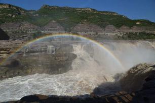 黄河壶口瀑布现“彩虹桥”景观