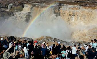 黄河壶口瀑布现“彩虹桥”景观