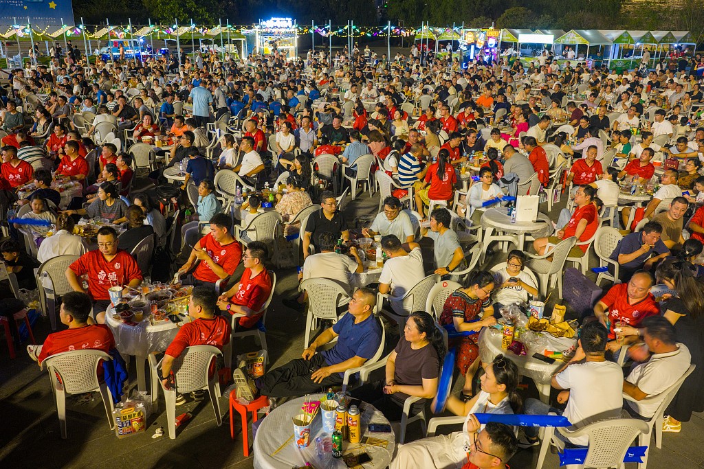 江苏淮安：球迷齐聚漕运门广场观赛“苏超”